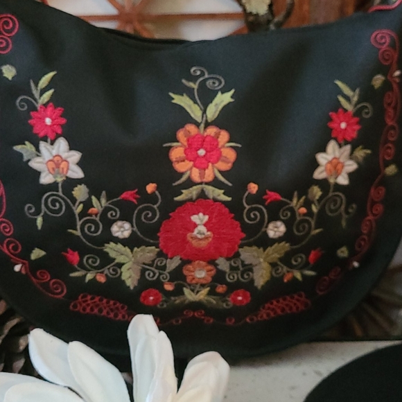 BEAUTIFUL BLACK EMBROIDERED ZIP TOP HANDBAG.MULTI - Picture 9 of 16